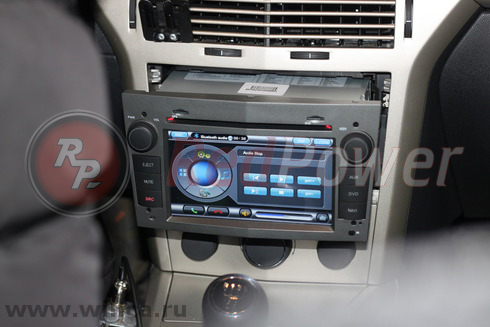 Установленная магнитола RedPower