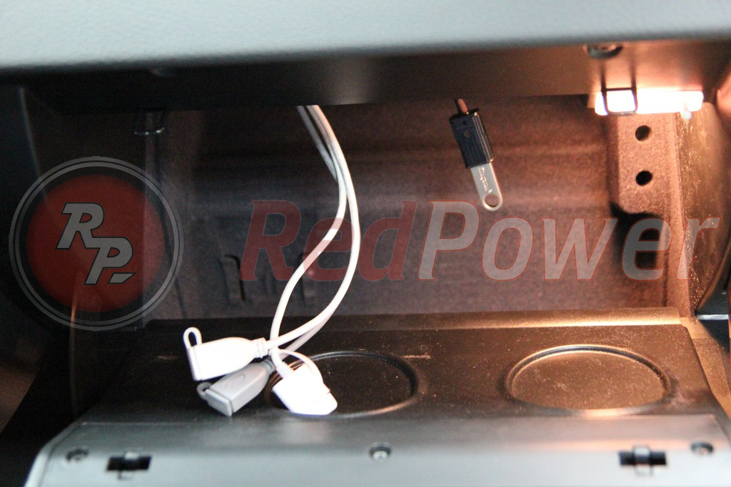 USB выходы от магнитолы RedPower в бардачке