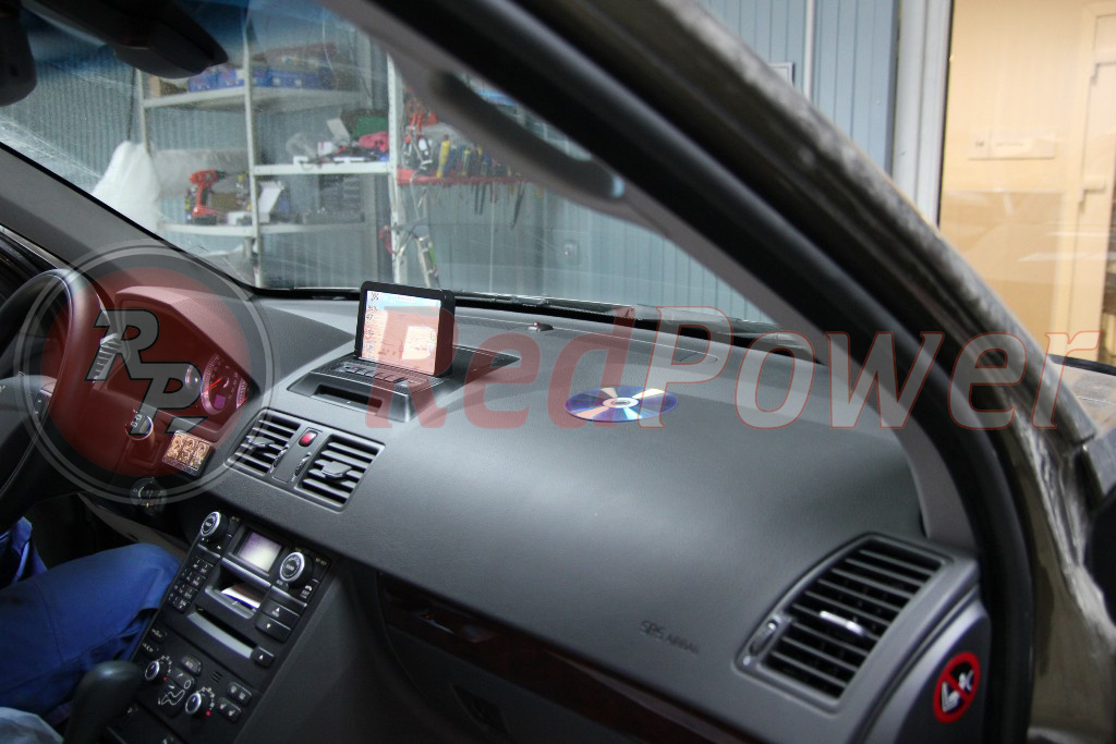 Вид установленной магнитолы RedPower снаружи 