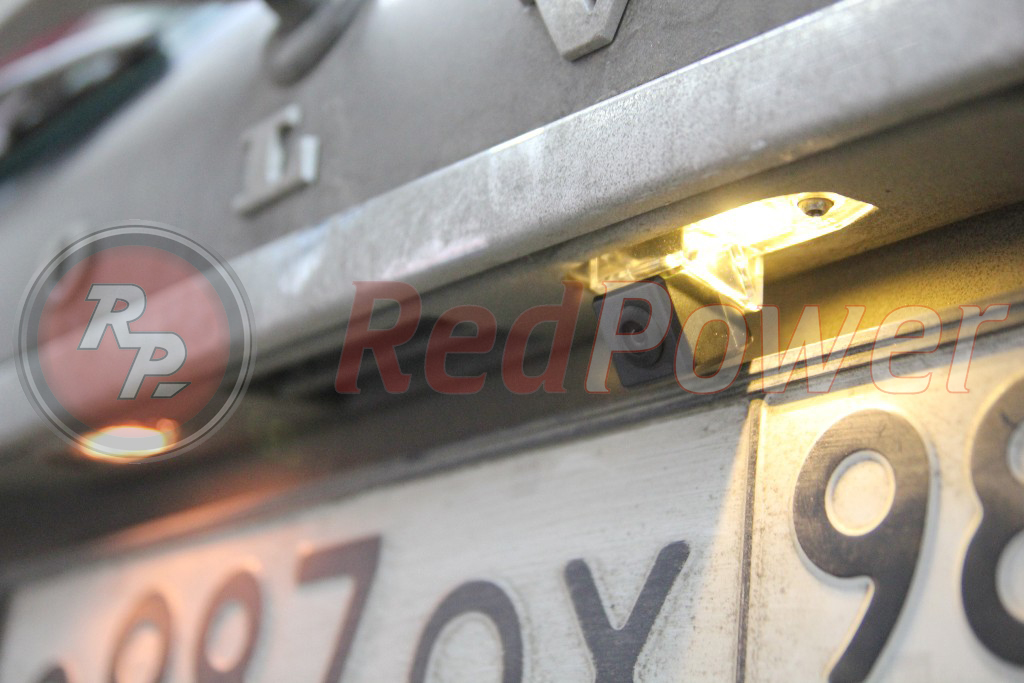 Установленная камера заднего хода RedPower в плафон подсветки