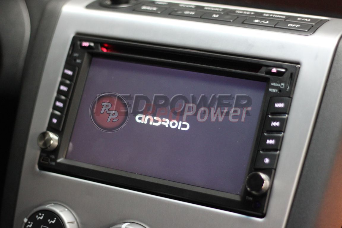 Установленная автомагнитола Redpower