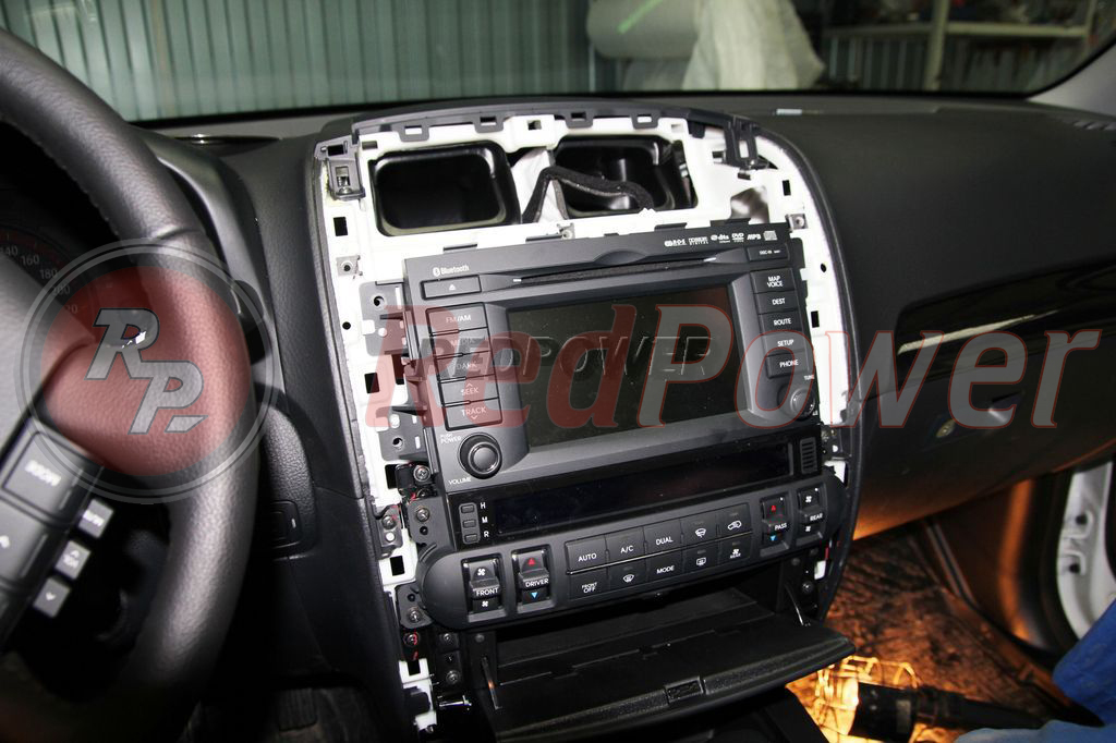 Демонтаж штатной автомагнитолы для замены