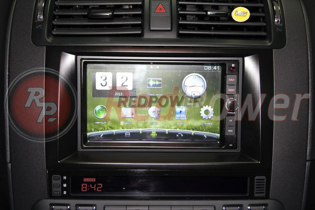 Установленная магнитола RedPower