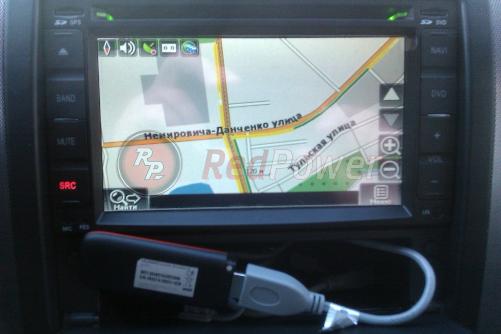 USB-провода и проводка модема уложены в коробочку под магнитолой