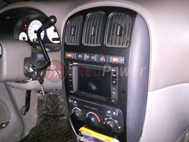 Установленная автомагнитола RedPower (вид сбоку)