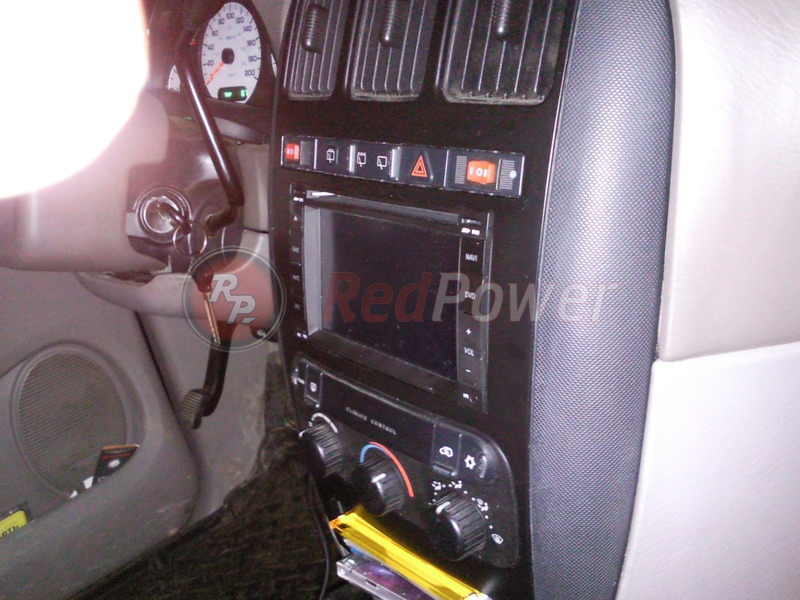 Установленная автомагнитола RedPower