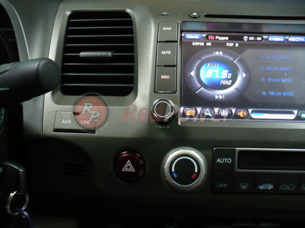 Установленная автомагнитола RedPower