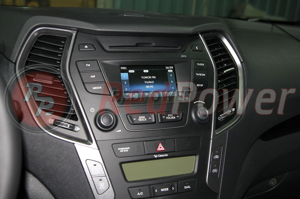 Вид заводской автомагнитолы в Hyundai Sante Fe