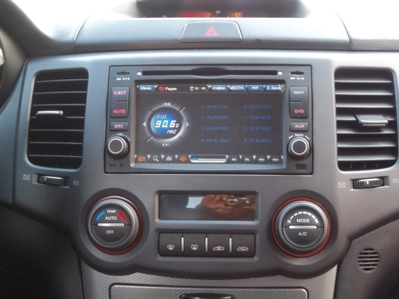 Установленная магнитола RedPower в Kia Magentis 