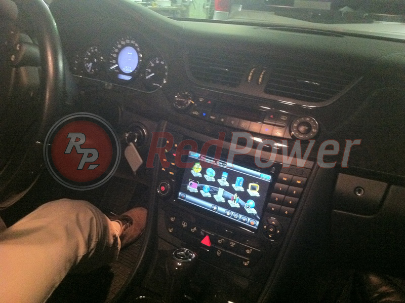 Установленная автомобильная магнитола RedPower 