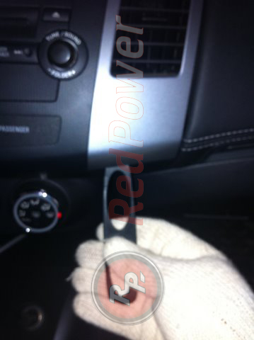Процесс съема пластиковой накладки автомагнитолы RedPower