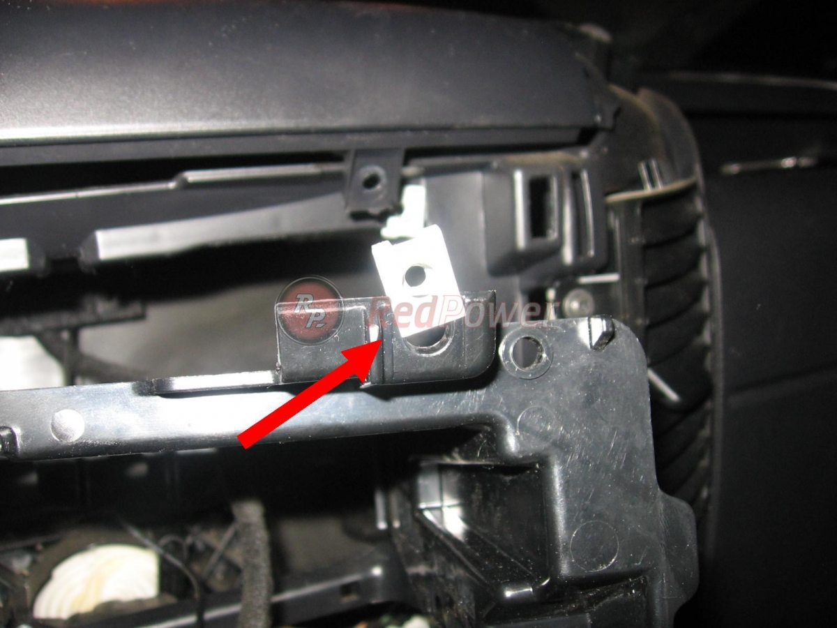 Установка клипс крепления на переходную рамку