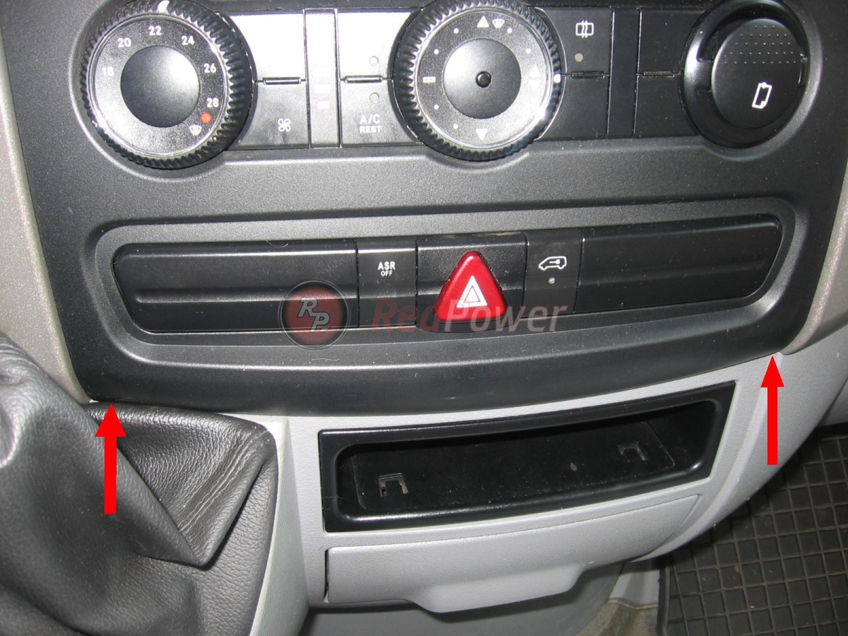 Поддеваем и снимаем штатную рамку панели магнитолы