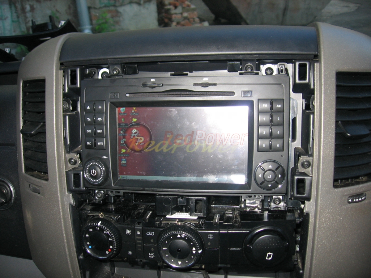 Установленная автомагнитола RedPower