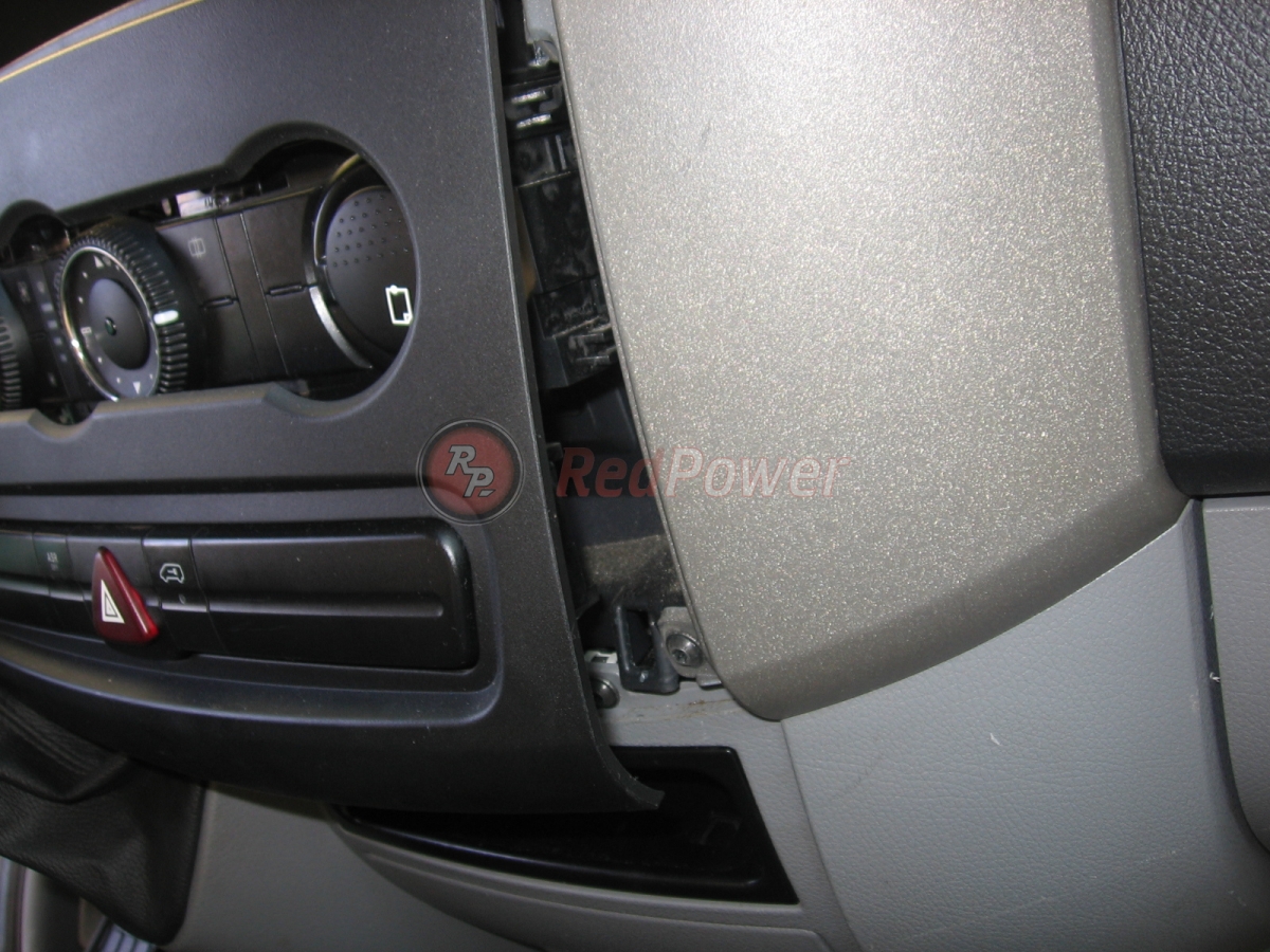 Демонтаж панели центральной консоли