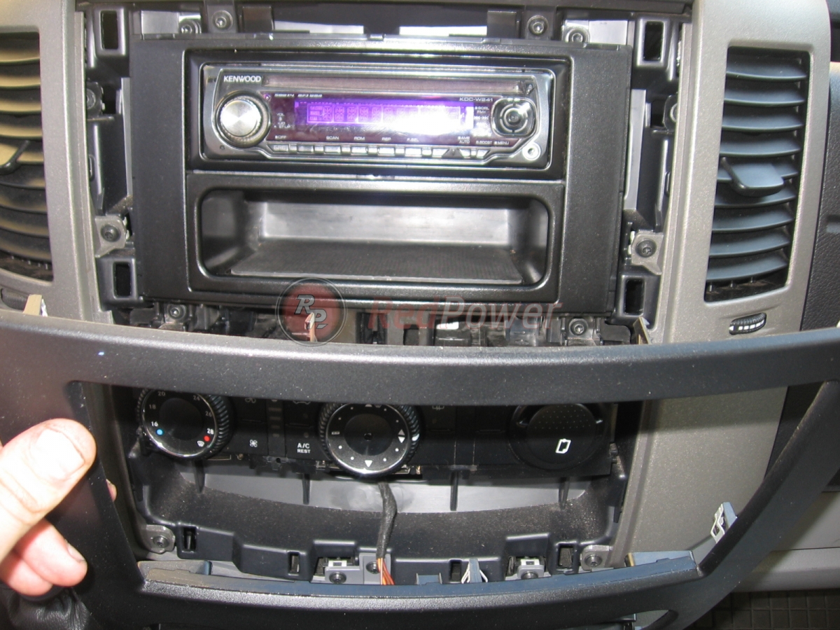 Демонтированная панель автомагнитолы