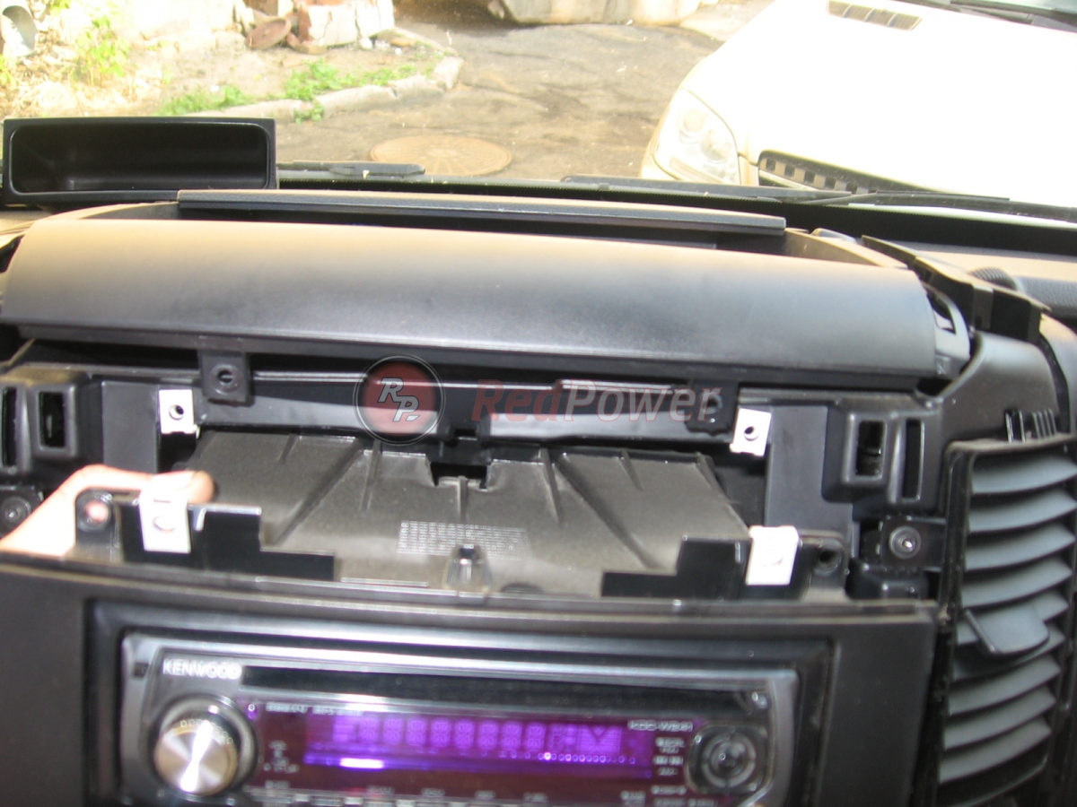 Демонтаж штатной автомагнитолы