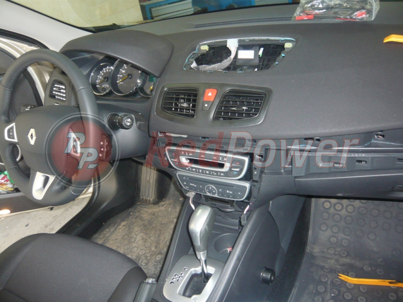 Установка магнитолы RedPower в автомобиле Renault