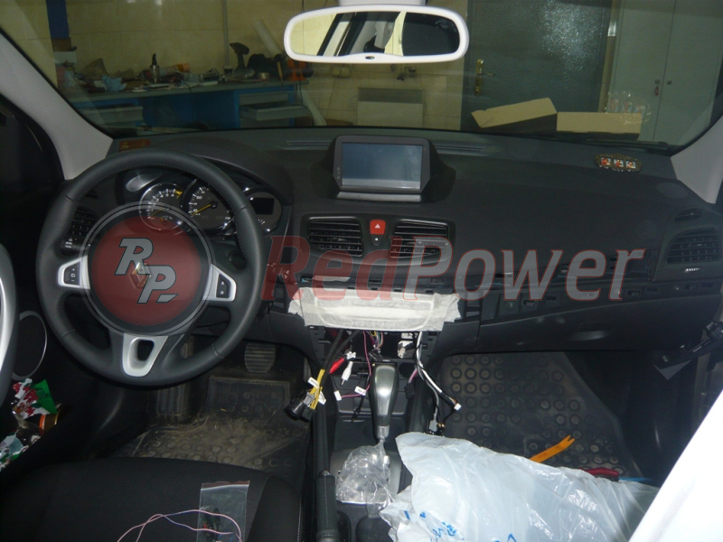 Установленная автомагнитола RedPower