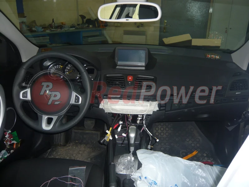 Установленная автомагнитола RedPower
