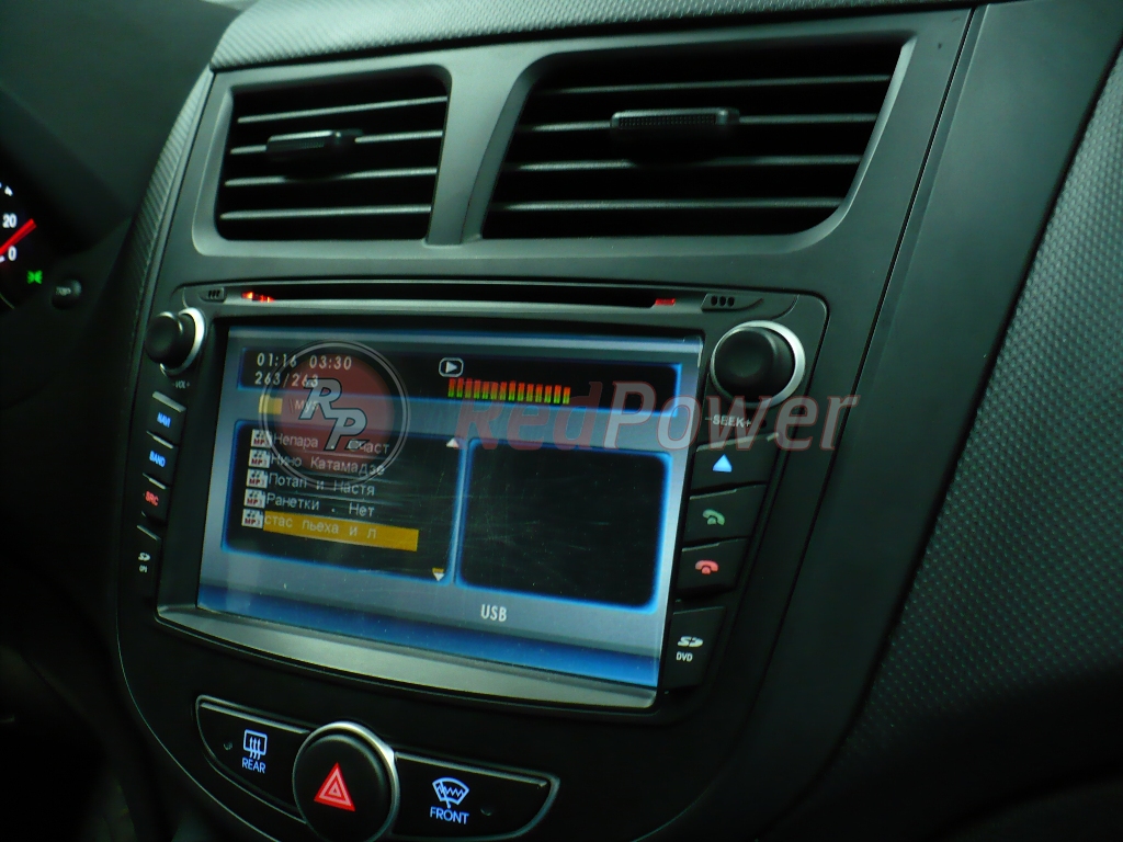 Установленная автомагнитола Redpower
