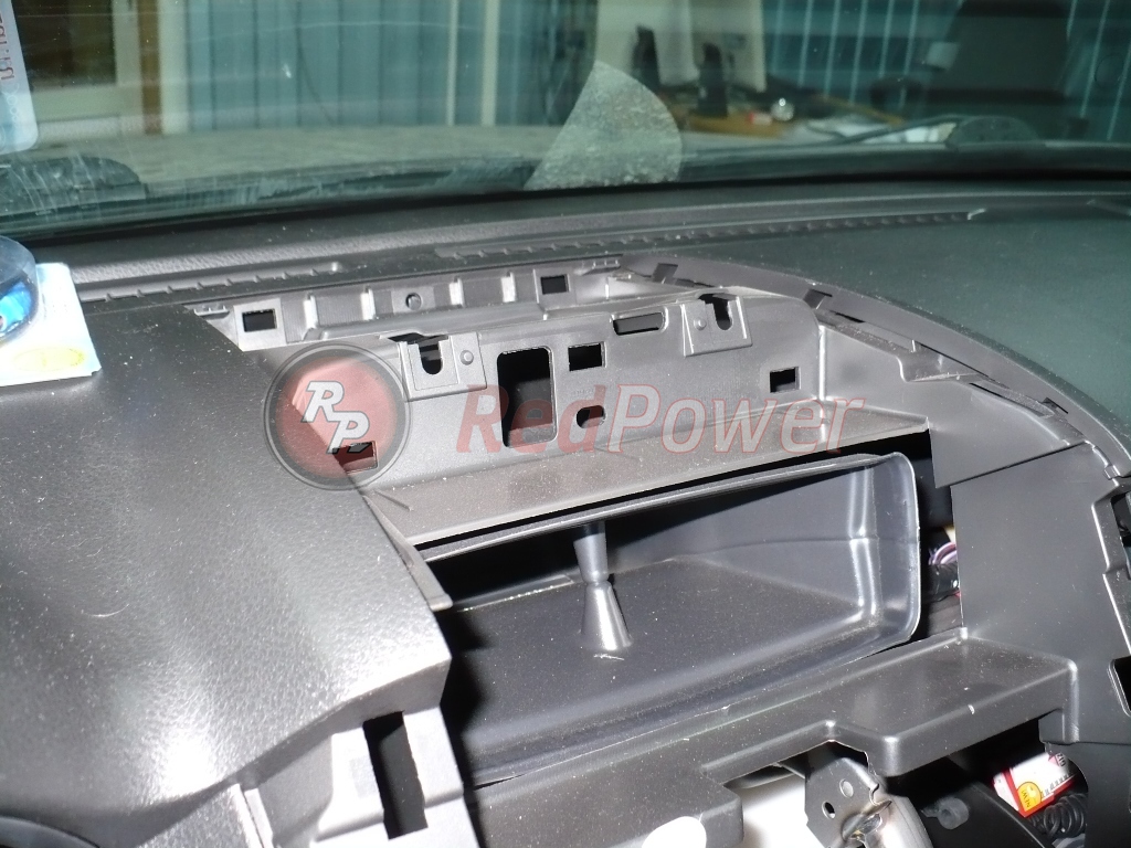 Демонтаж переходной рамки для магнитолы