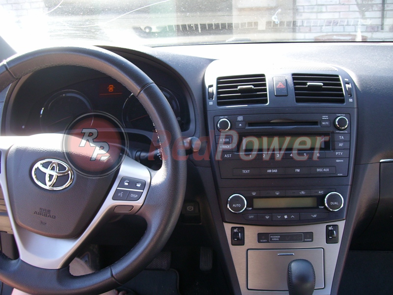Установленная автомагнитола RedPower в Toyota Avensis 