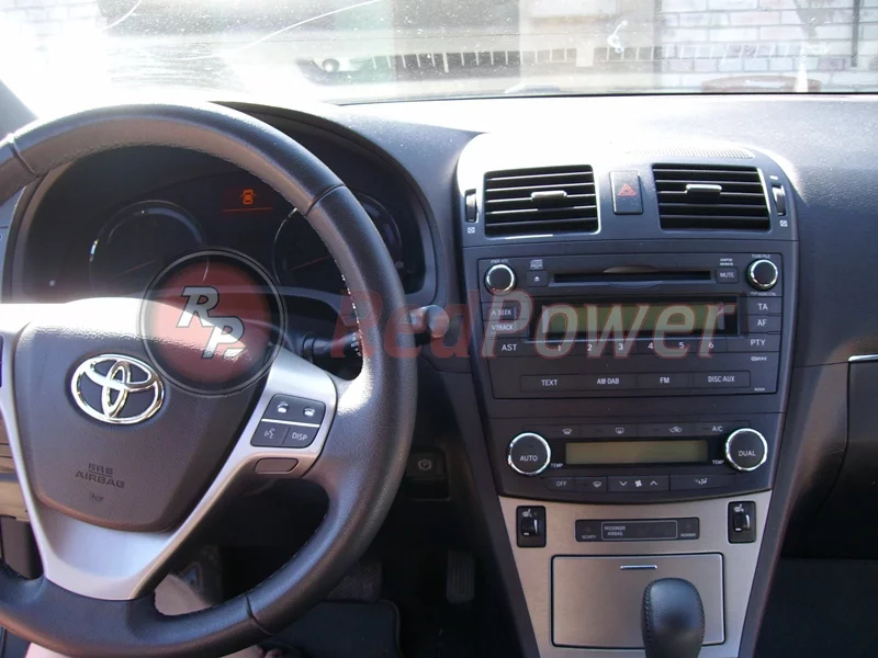 Установленная автомагнитола RedPower в Toyota Avensis 