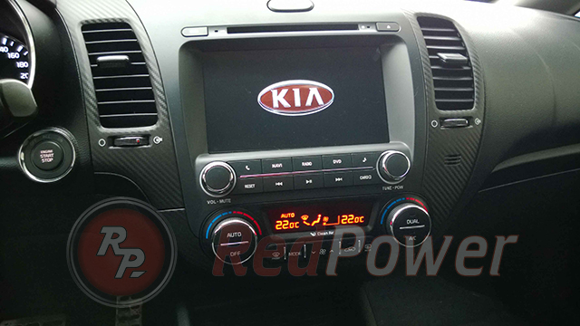 Установленная автомагнитола RedPower