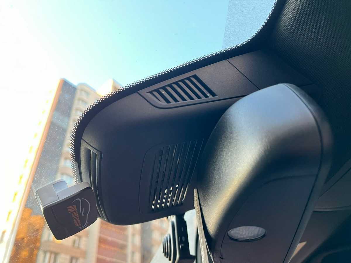 Установленный видеорегистратор RedPower