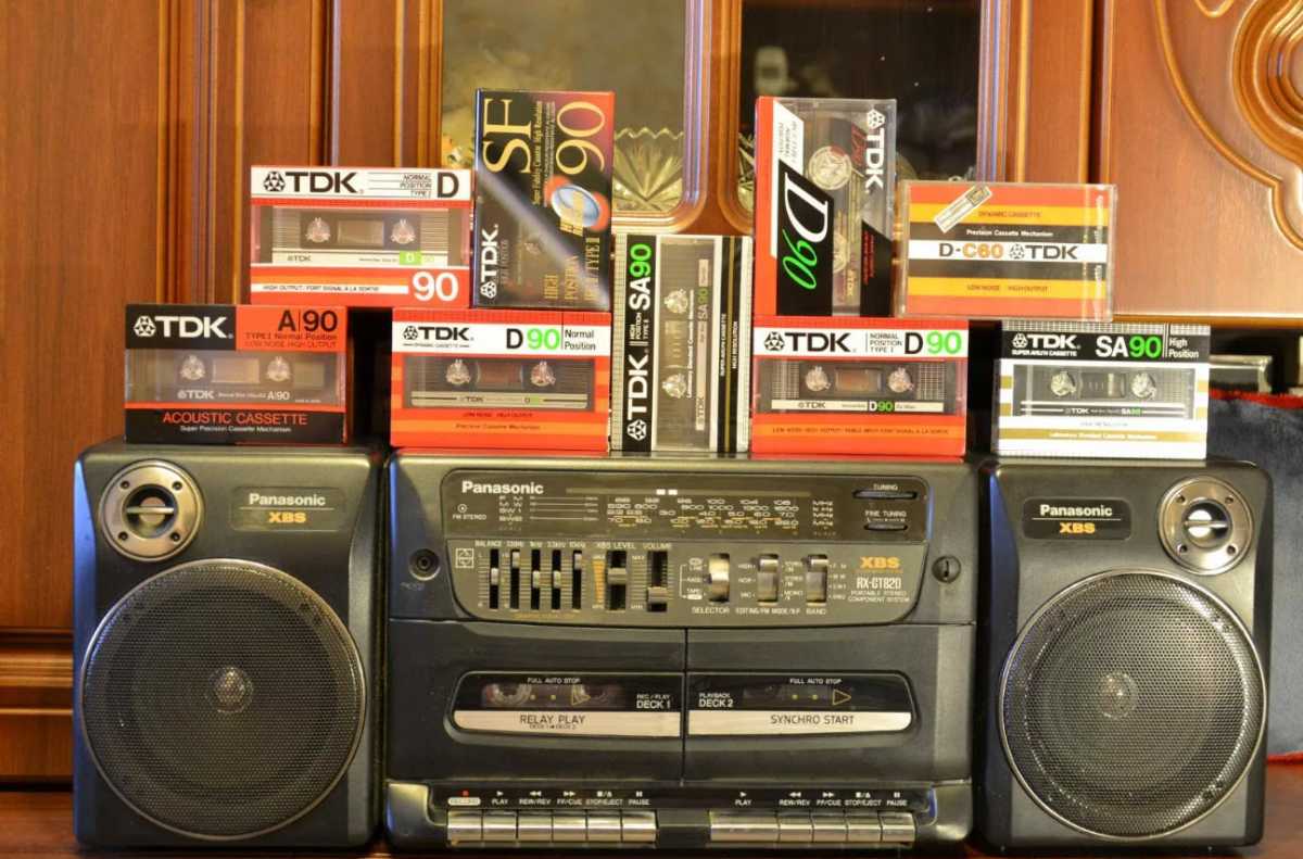 Магнитофон 90-х годов Магнитофон 90-х годов