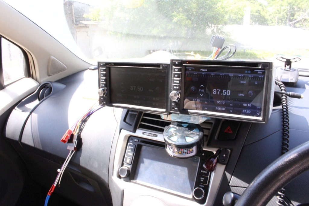 Два вида экранов автомобильных магнитол